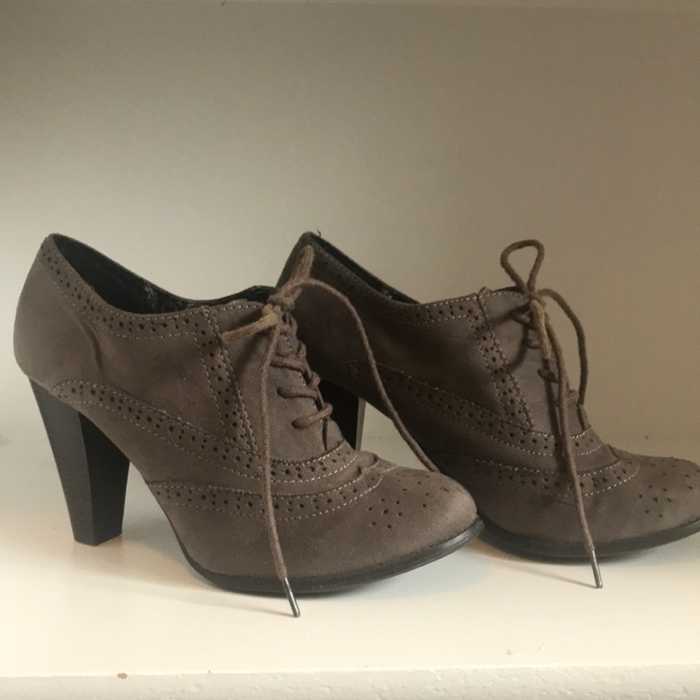 Oxford type casual suede heels